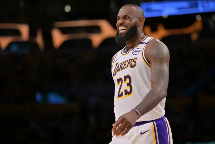 NBA直播伤病阴影下的传奇：勒布朗·詹姆斯的季后赛遗憾与未来展望